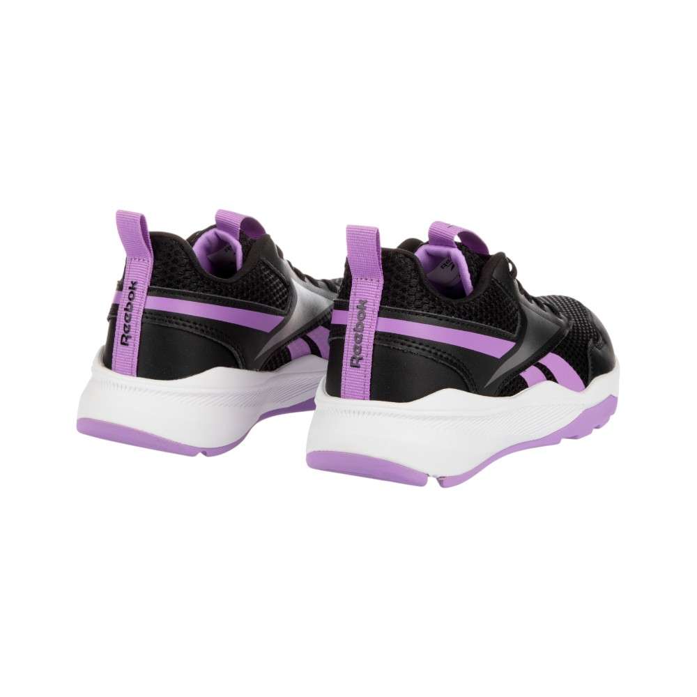 Tu hijo está en movimiento y estos zapatos Reebok para los peques de la casa le brindan el soporte que necesita para jugar todo el día.