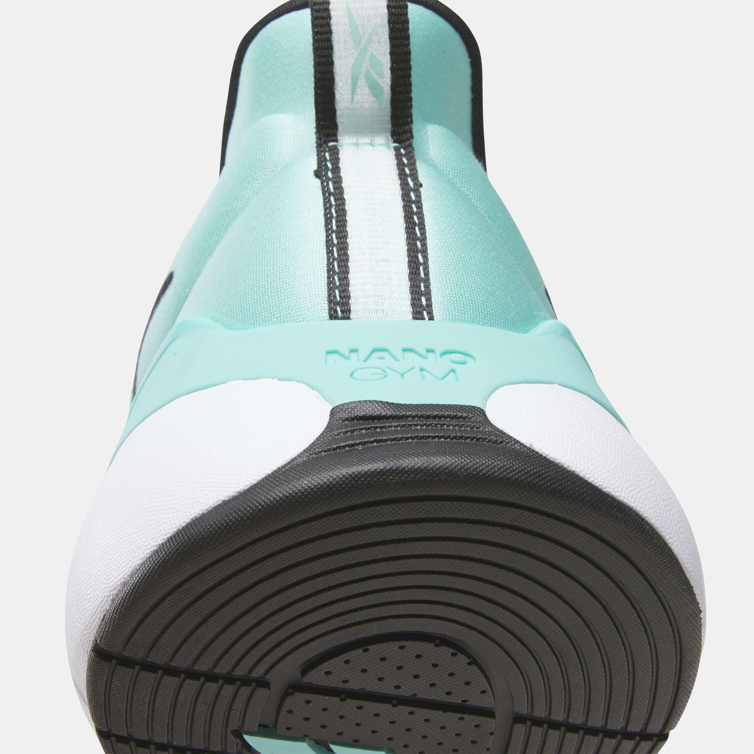 Combina la apariencia de un calzado para correr con características de entrenamiento, ofreciendo flexibilidad para diferentes ejercicios. image number 5