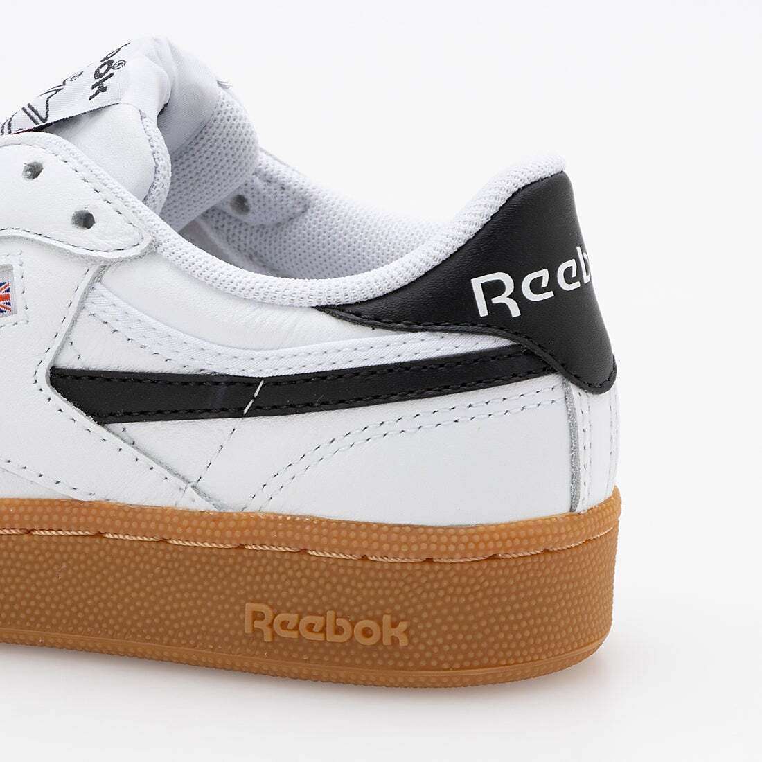 Tenis casuales inspirados en los años 80, con parte superior de cuero suave y rayas laterales de contraste. image number 5