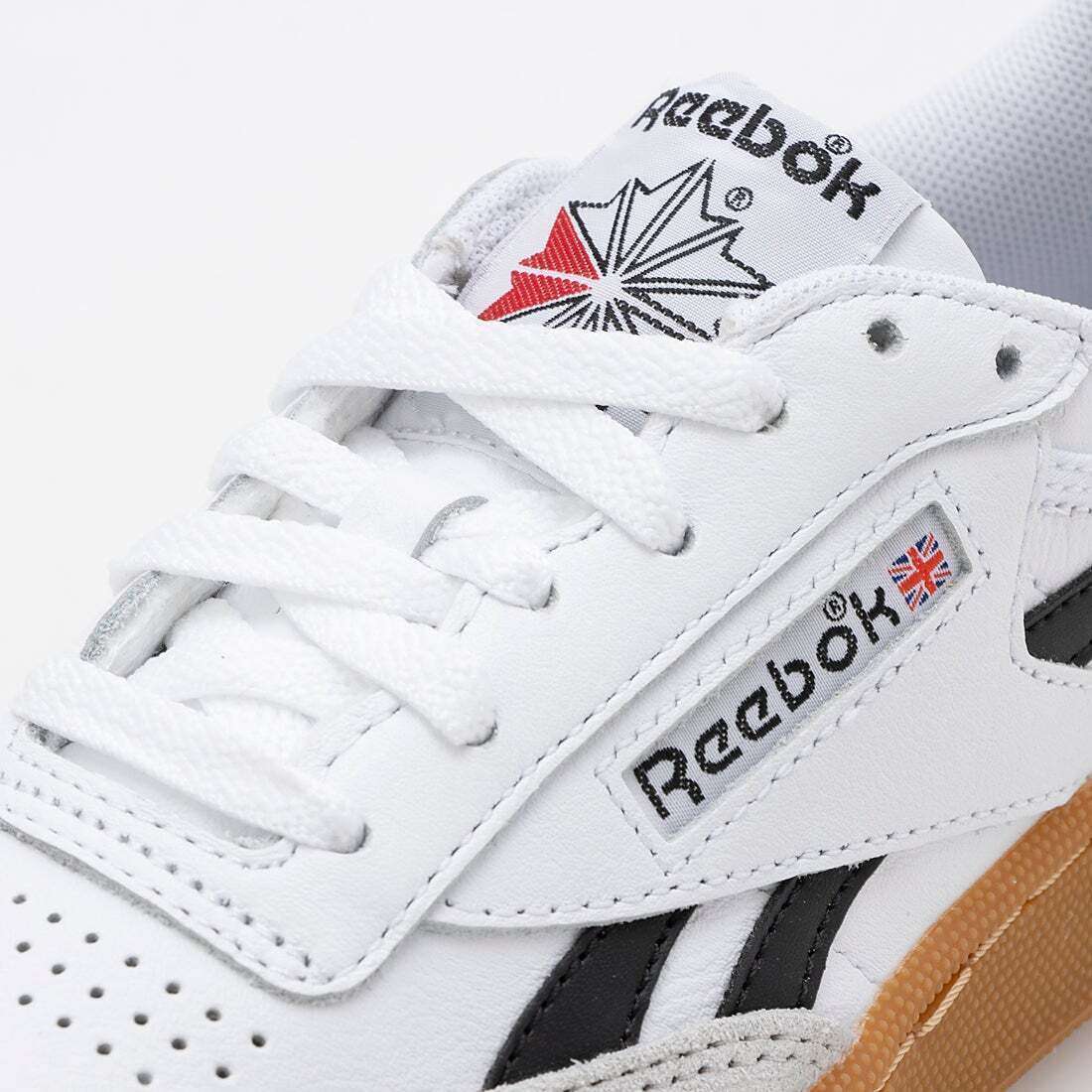 Tenis casuales inspirados en los años 80, con parte superior de cuero suave y rayas laterales de contraste. image number 7