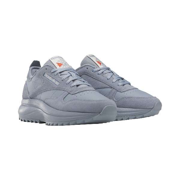 Completa tu look con los tenis Classic Leather SP, que ofrecen una plataforma para ganar altura extra y detalles llamativos. image number 2
