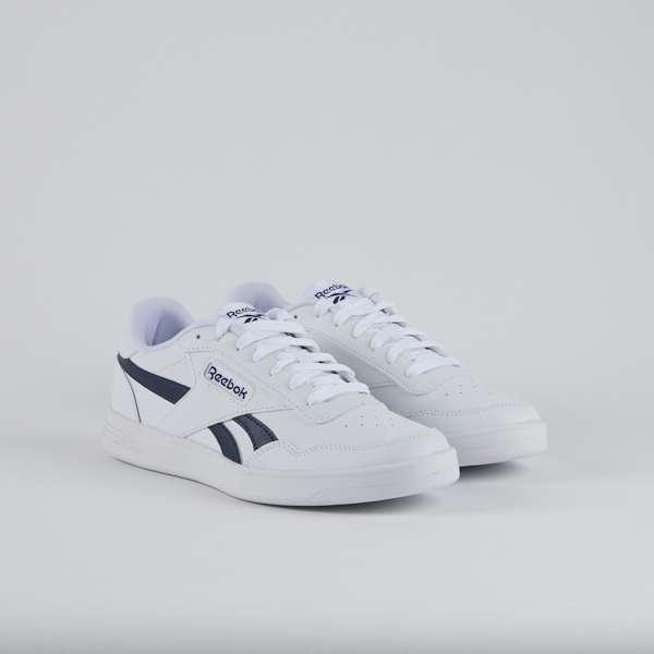El estilo Reebok que te encanta en una silueta clásica de tenis vintage que se puede usar de manera elegante o informal. image number 2