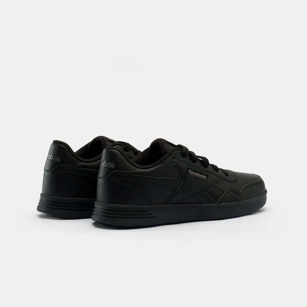 El estilo Reebok que te encanta en una silueta clásica de tenis vintage que se puede usar de manera elegante o informal.