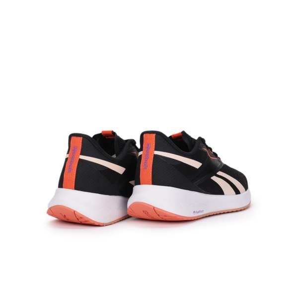 Tenis Energen Run 3 Con al menos un 30 % de materiales reciclados, las Energen 3 han sido diseñadas para ofrecer una amortiguación ligera con capacidad de respuesta.