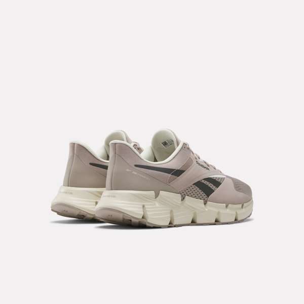 Tenis Zig Dynamica 5 No te conformes con tenis aburridos; elige los tenis con la icónica entresuela Reebok Zig ofrecen un diseño robusto que realzará tu estilo.
