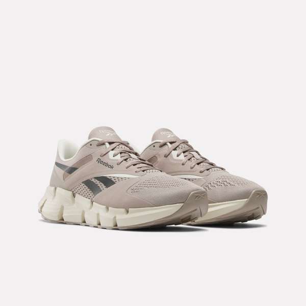 Tenis Zig Dynamica 5 No te conformes con tenis aburridos; elige los tenis con la icónica entresuela Reebok Zig ofrecen un diseño robusto que realzará tu estilo.