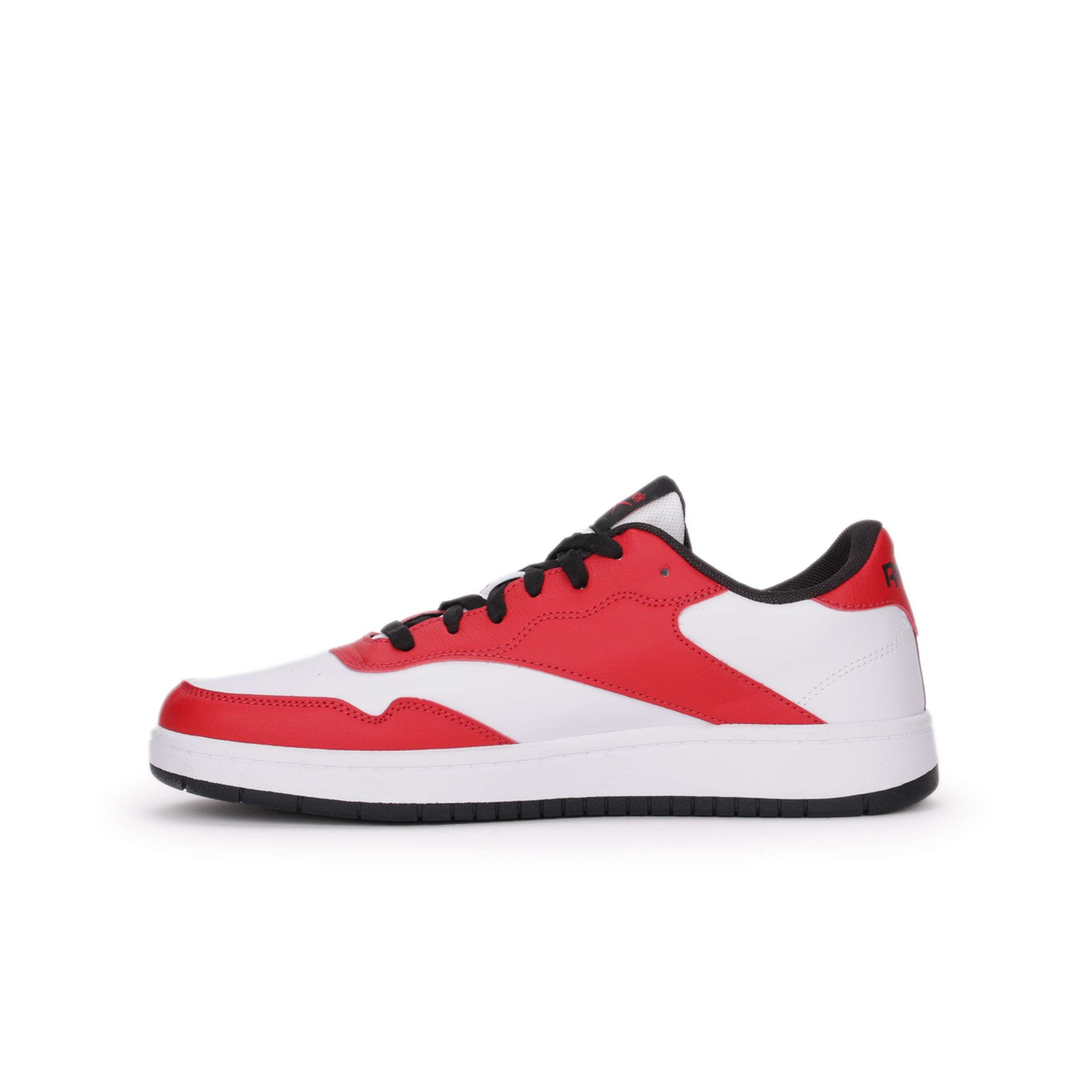 Los tenis Reebok BB1000 combinan un estilo clásico de baloncesto con un diseño funcional para el día a día.