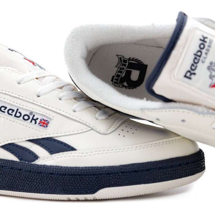 Tenis casuales inspirados en los años 80, con parte superior de cuero suave y rayas laterales de contraste. image number 6