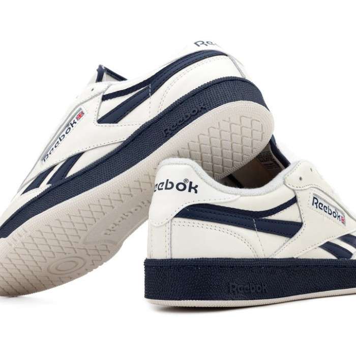 Tenis casuales inspirados en los años 80, con parte superior de cuero suave y rayas laterales de contraste. image number 4