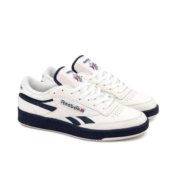 Tenis casuales inspirados en los años 80, con parte superior de cuero suave y rayas laterales de contraste.