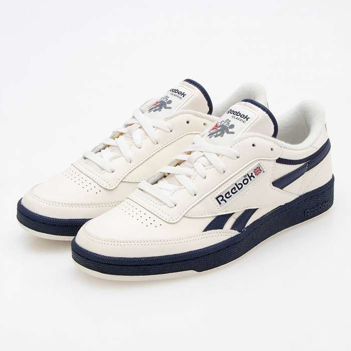 Tenis casuales inspirados en los años 80, con parte superior de cuero suave y rayas laterales de contraste.