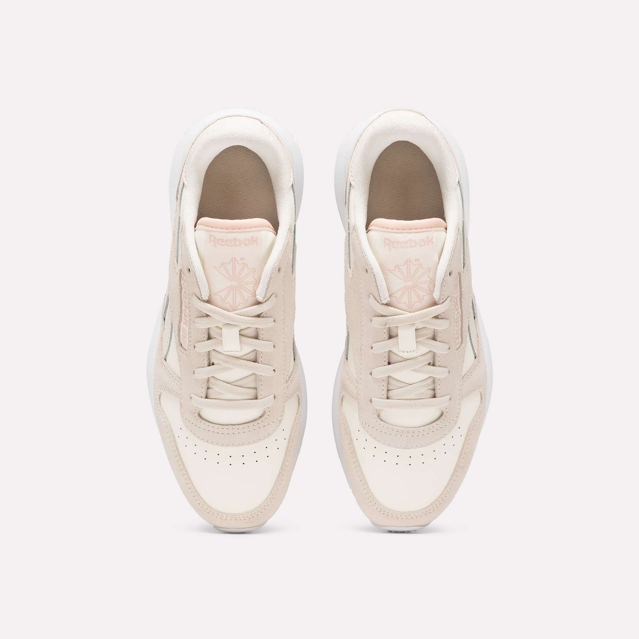 Completa tu look con los tenis Classic Leather SP, que ofrecen una plataforma para ganar altura y detalles llamativos. image number 4