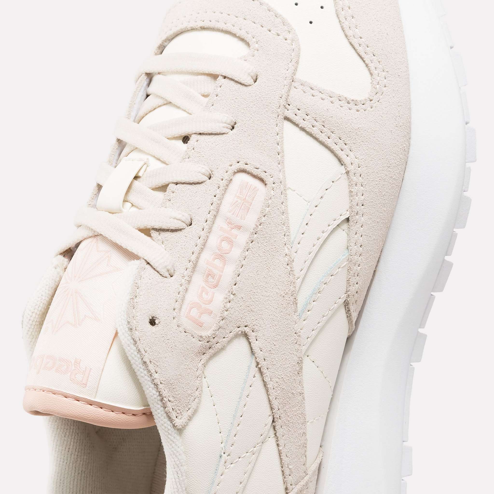 Completa tu look con los tenis Classic Leather SP, que ofrecen una plataforma para ganar altura y detalles llamativos. image number 5