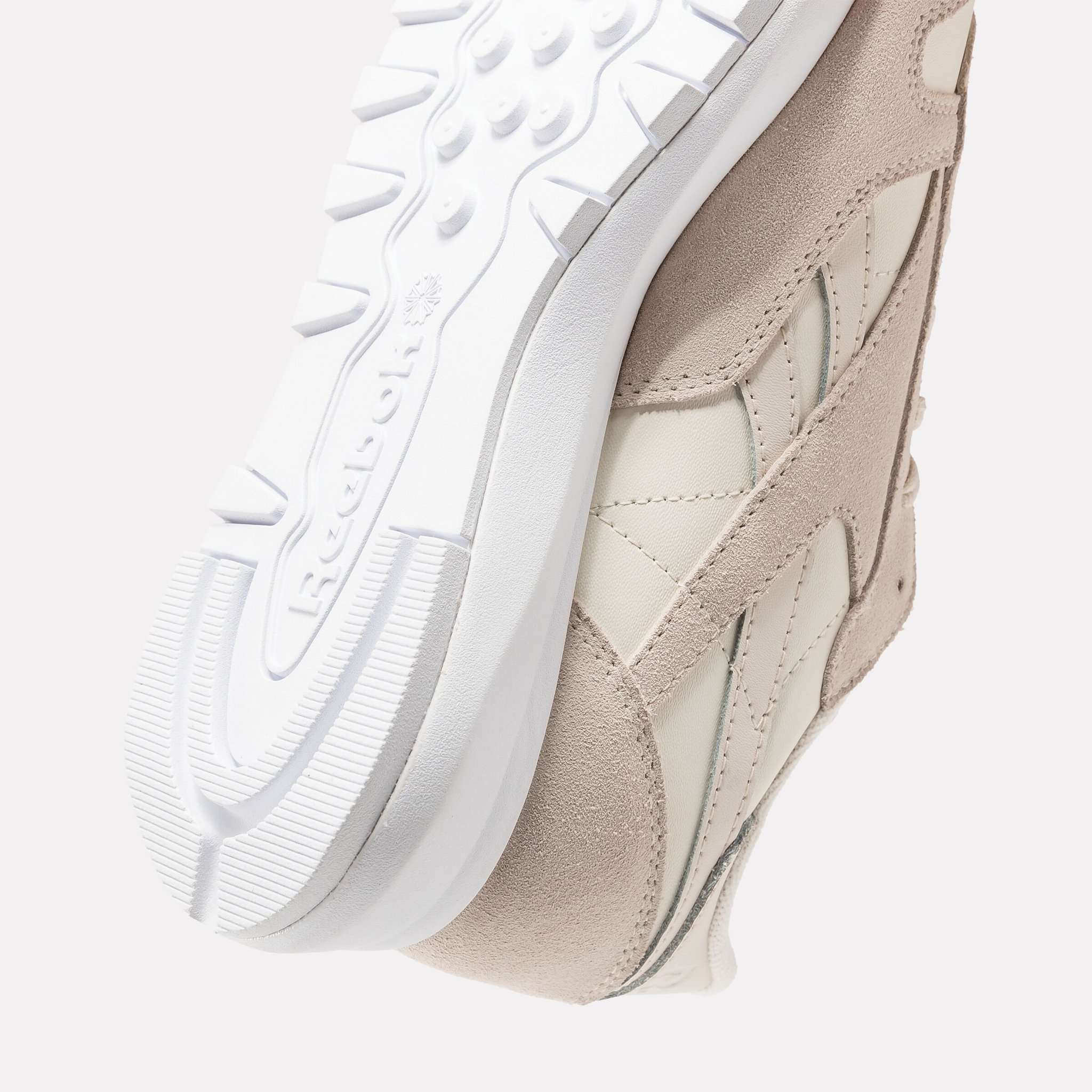 Completa tu look con los tenis Classic Leather SP, que ofrecen una plataforma para ganar altura y detalles llamativos. image number 6