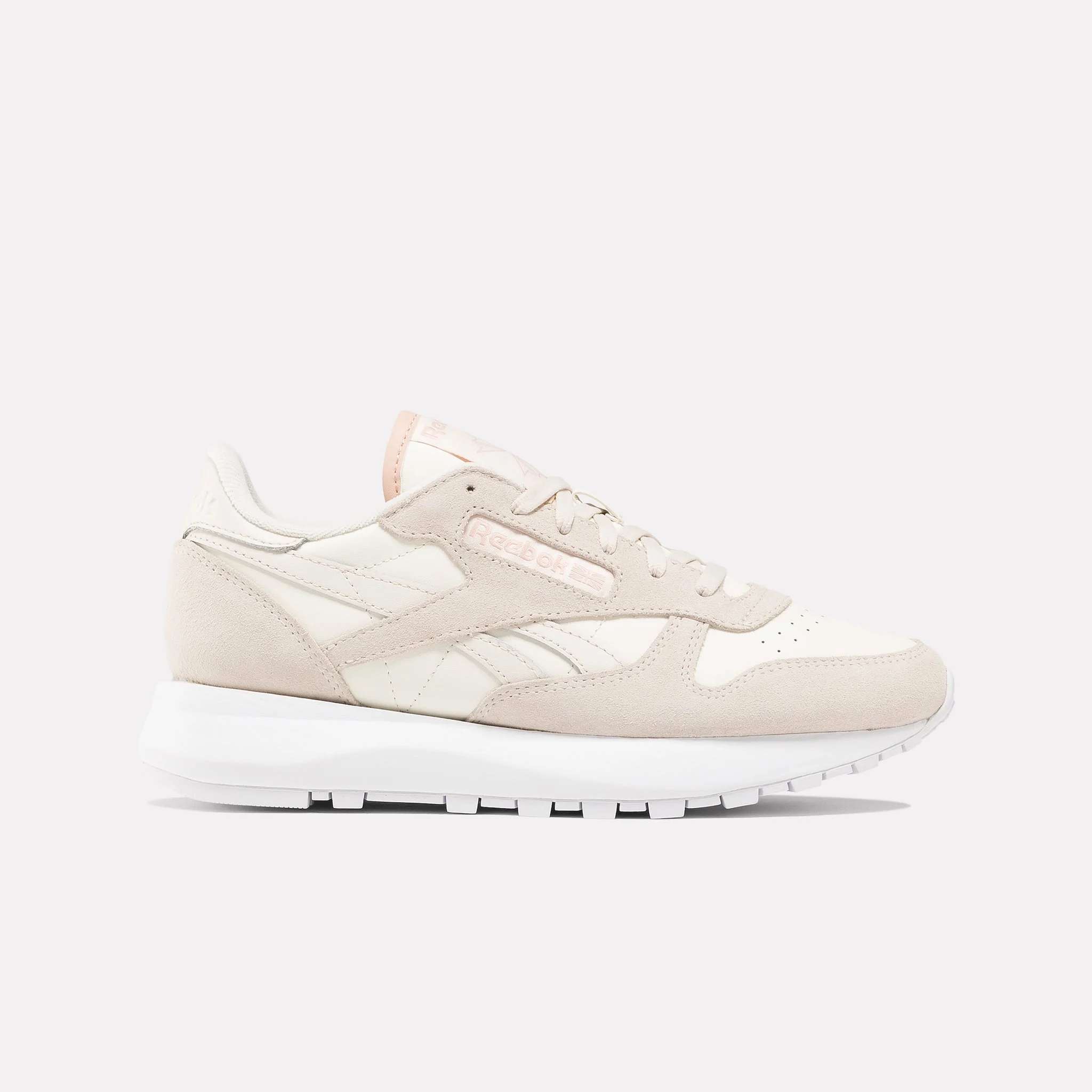 Completa tu look con los tenis Classic Leather SP, que ofrecen una plataforma para ganar altura y detalles llamativos. image number 0