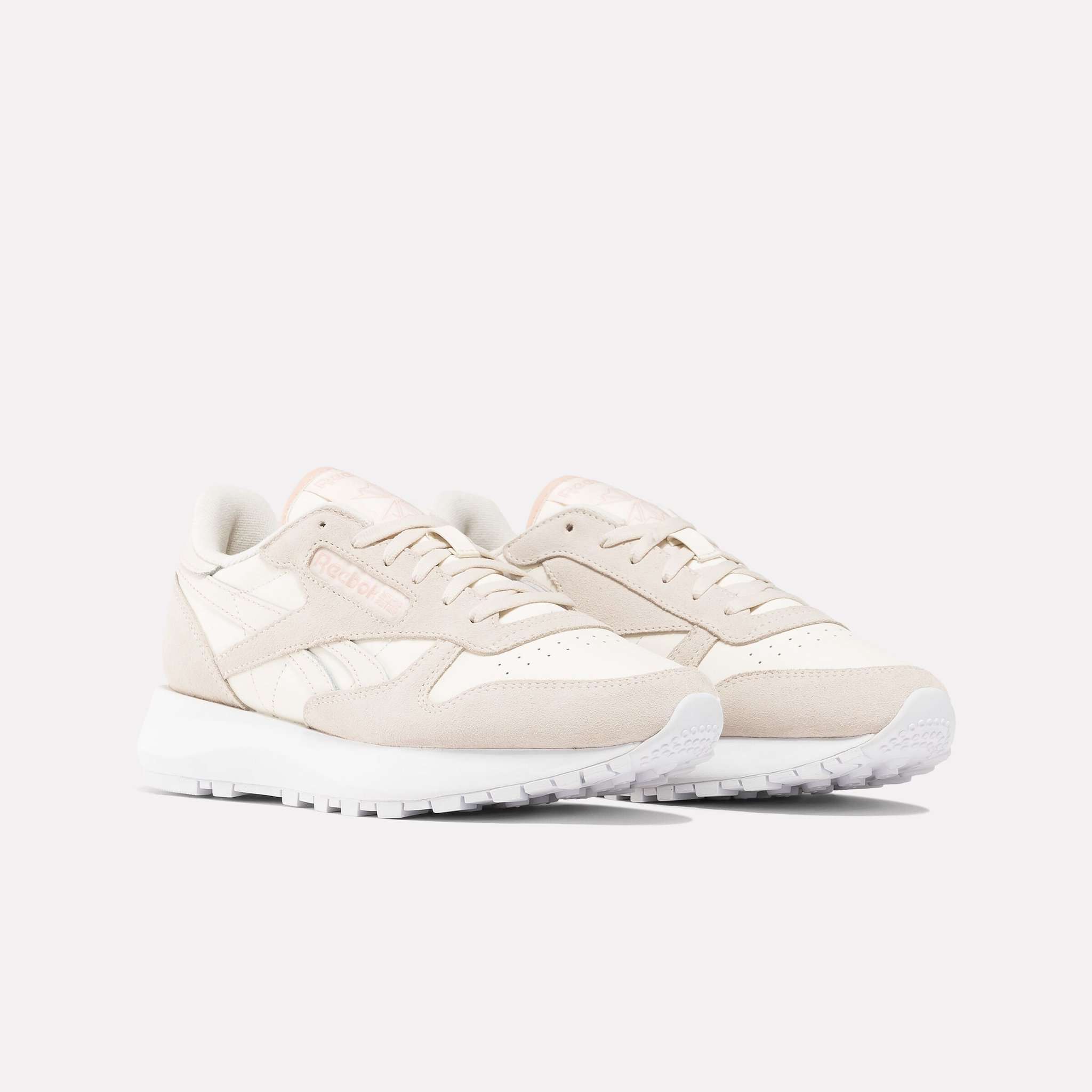 Completa tu look con los tenis Classic Leather SP, que ofrecen una plataforma para ganar altura y detalles llamativos. image number 2