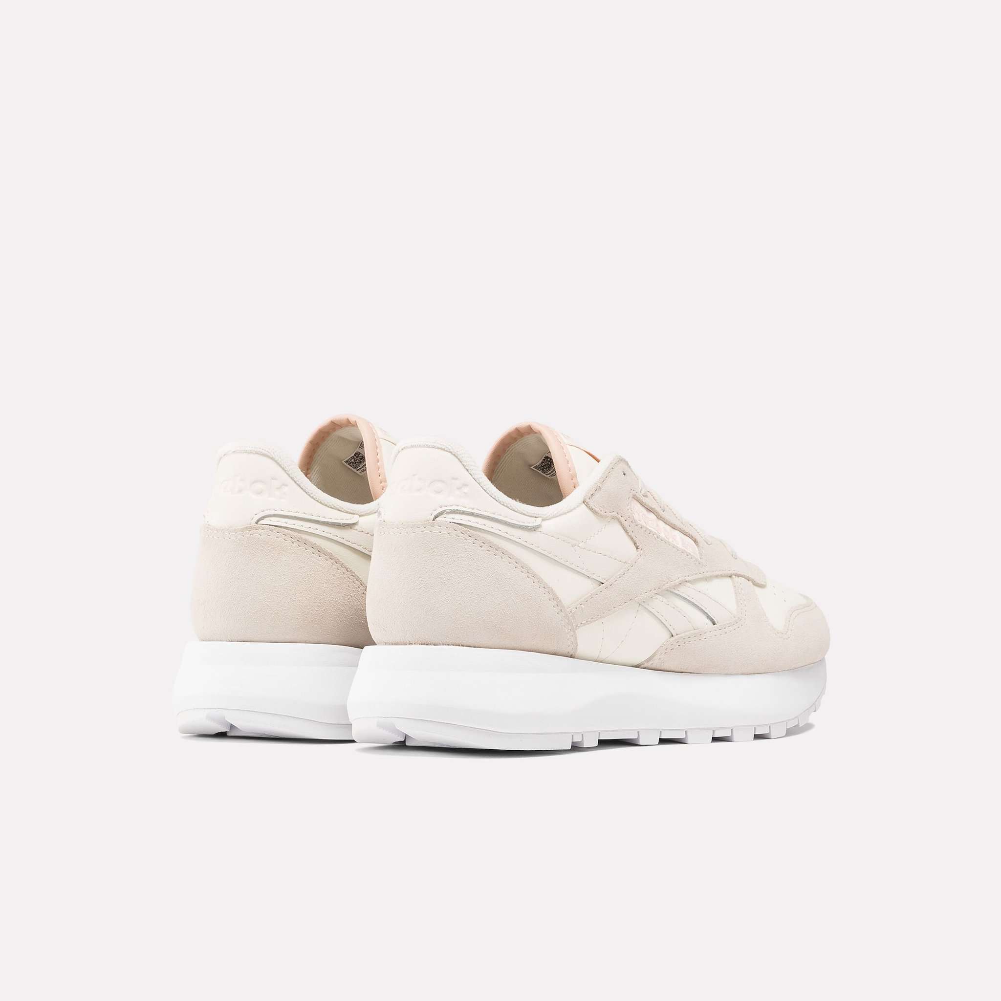 Completa tu look con los tenis Classic Leather SP, que ofrecen una plataforma para ganar altura y detalles llamativos. image number 1