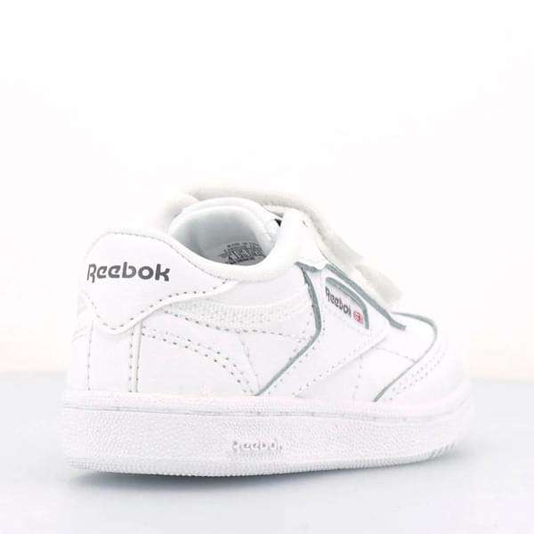 Únete al club: esta versión miniatura de los Club C originales homenajea al clásico modelo de tenis con un diseño elegante. image number 1