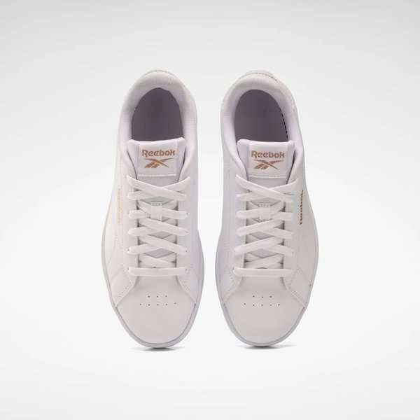 Diseño minimalista inspirado en los modelos clásicos de tenis, una silueta low adornada con costuras que forman el logo. image number 4