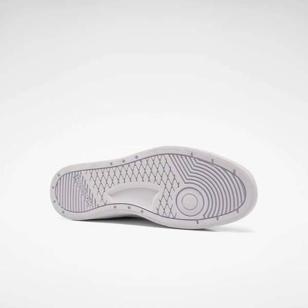 Diseño minimalista inspirado en los modelos clásicos de tenis, una silueta low adornada con costuras que forman el logo. image number 3