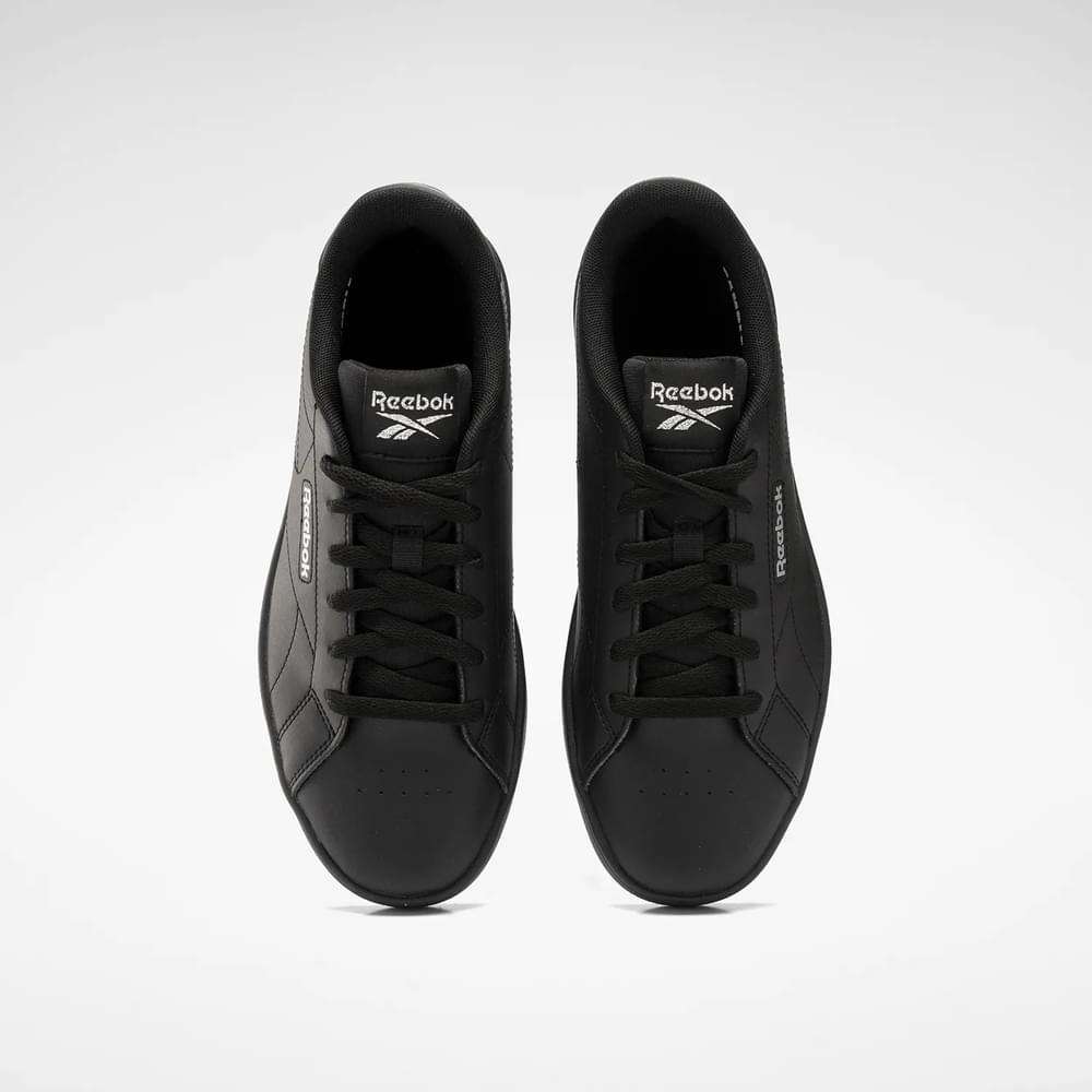 Diseño minimalista inspirado en los modelos clásicos de tenis, una silueta low adornada con costuras que forman el logo. image number 4