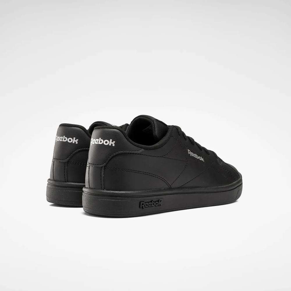 Diseño minimalista inspirado en los modelos clásicos de tenis, una silueta low adornada con costuras que forman el logo. image number 1