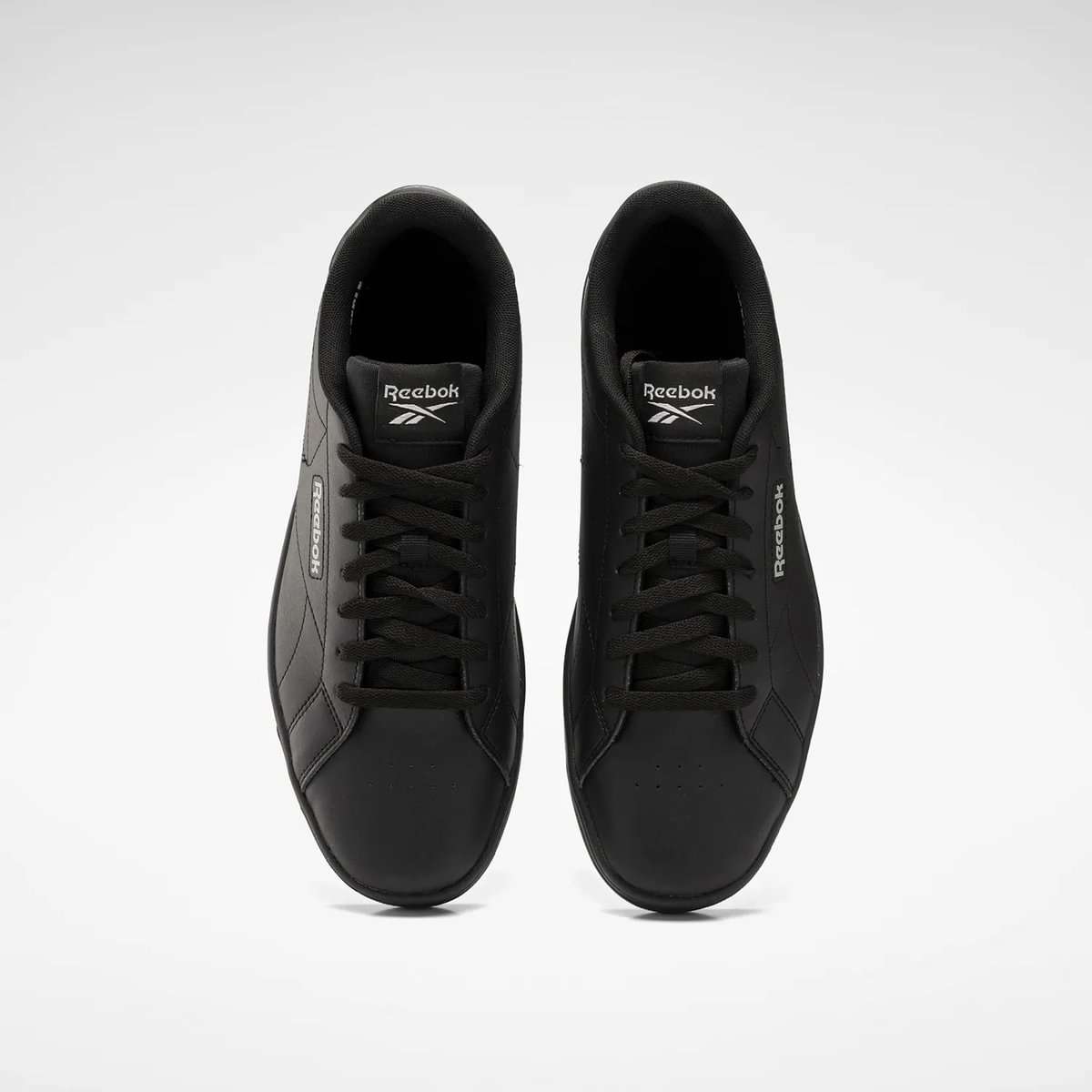 Diseño minimalista inspirado en los modelos clásicos de tenis, una silueta low adornada con costuras que forman el logo. image number 4