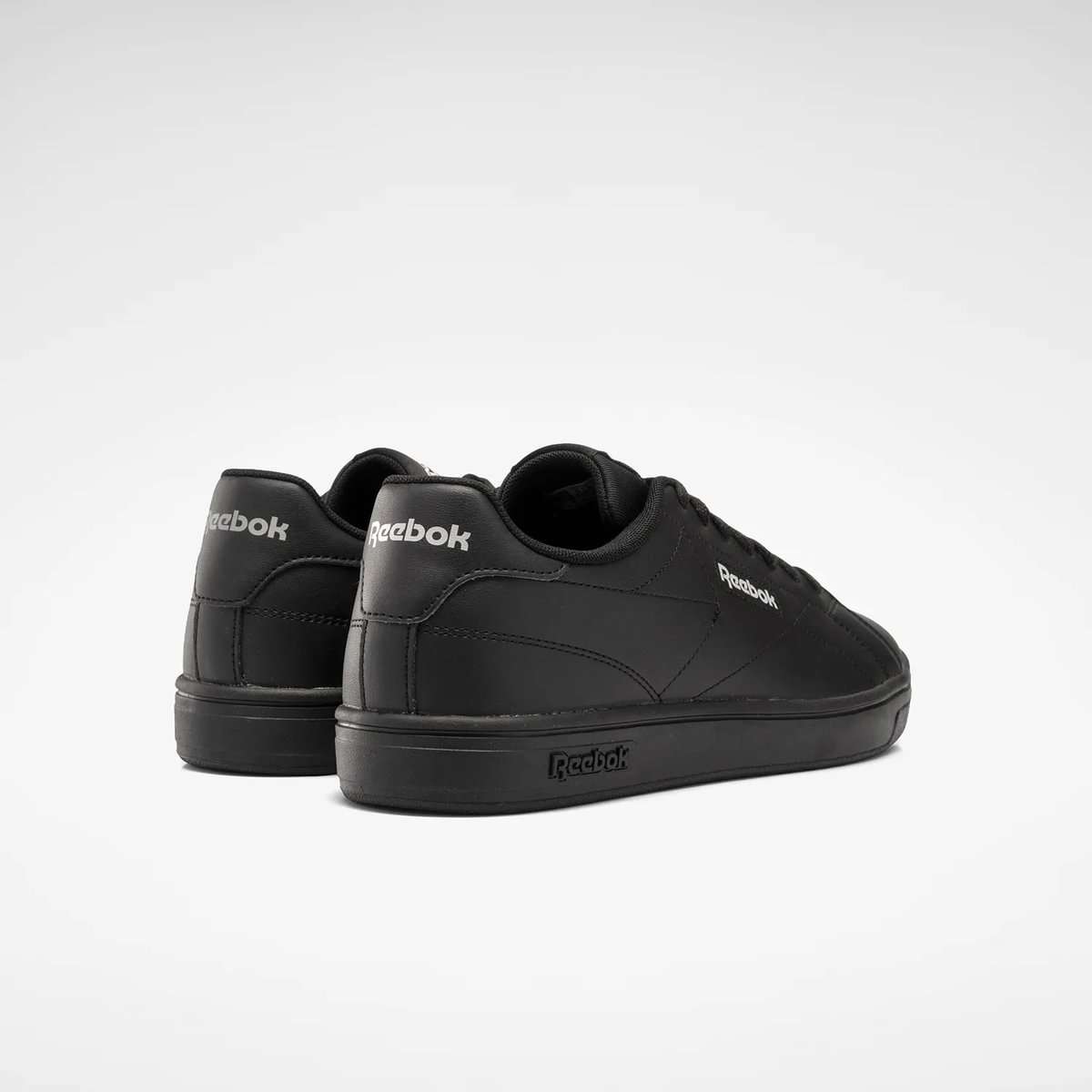 Diseño minimalista inspirado en los modelos clásicos de tenis, una silueta low adornada con costuras que forman el logo. image number 1
