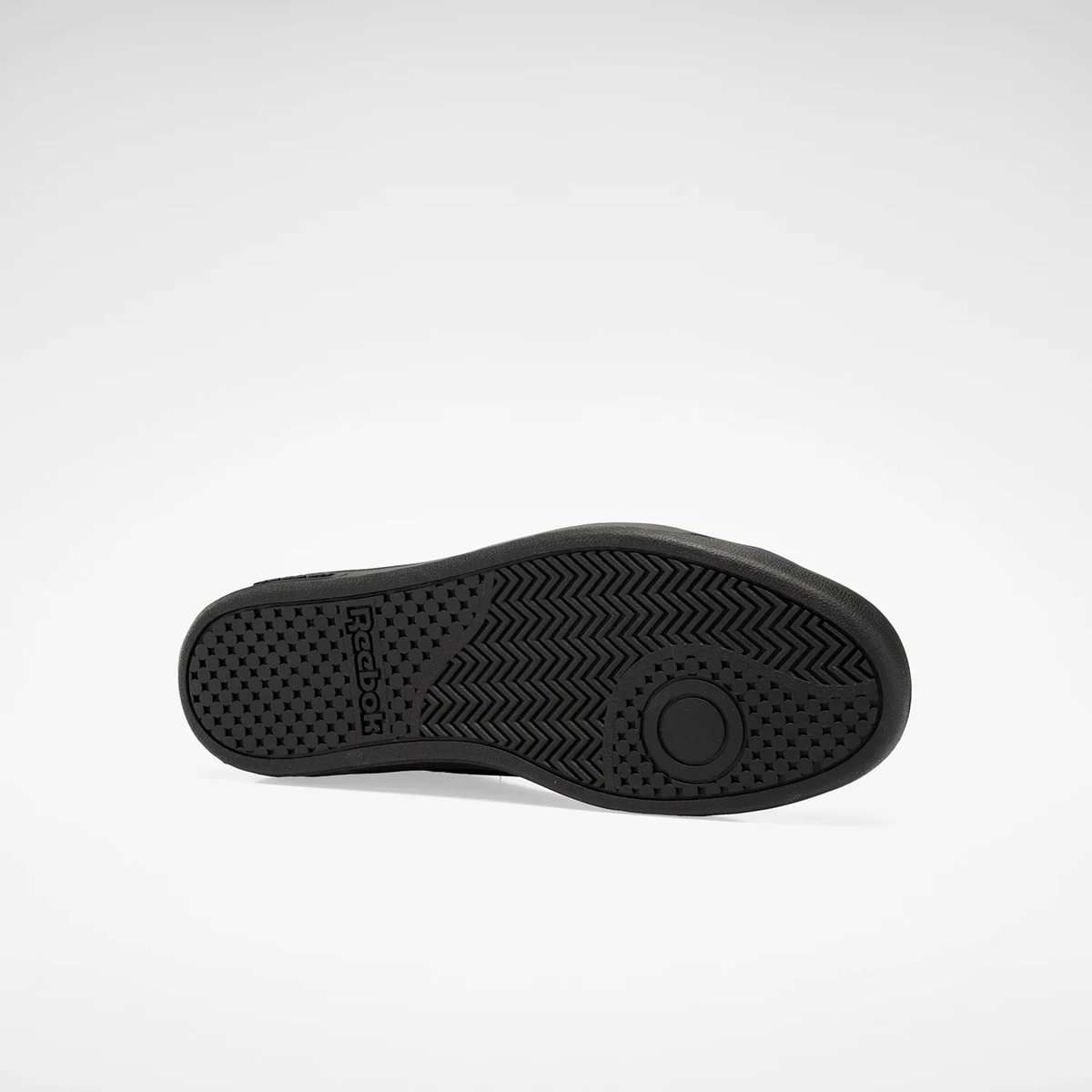 Diseño minimalista inspirado en los modelos clásicos de tenis, una silueta low adornada con costuras que forman el logo. image number 3