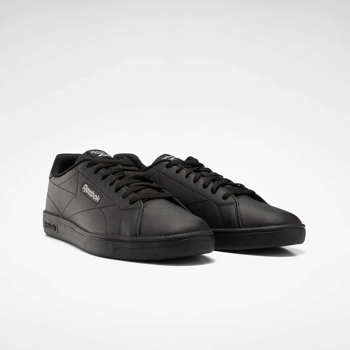 Diseño minimalista inspirado en los modelos clásicos de tenis, una silueta low adornada con costuras que forman el logo. image number 2