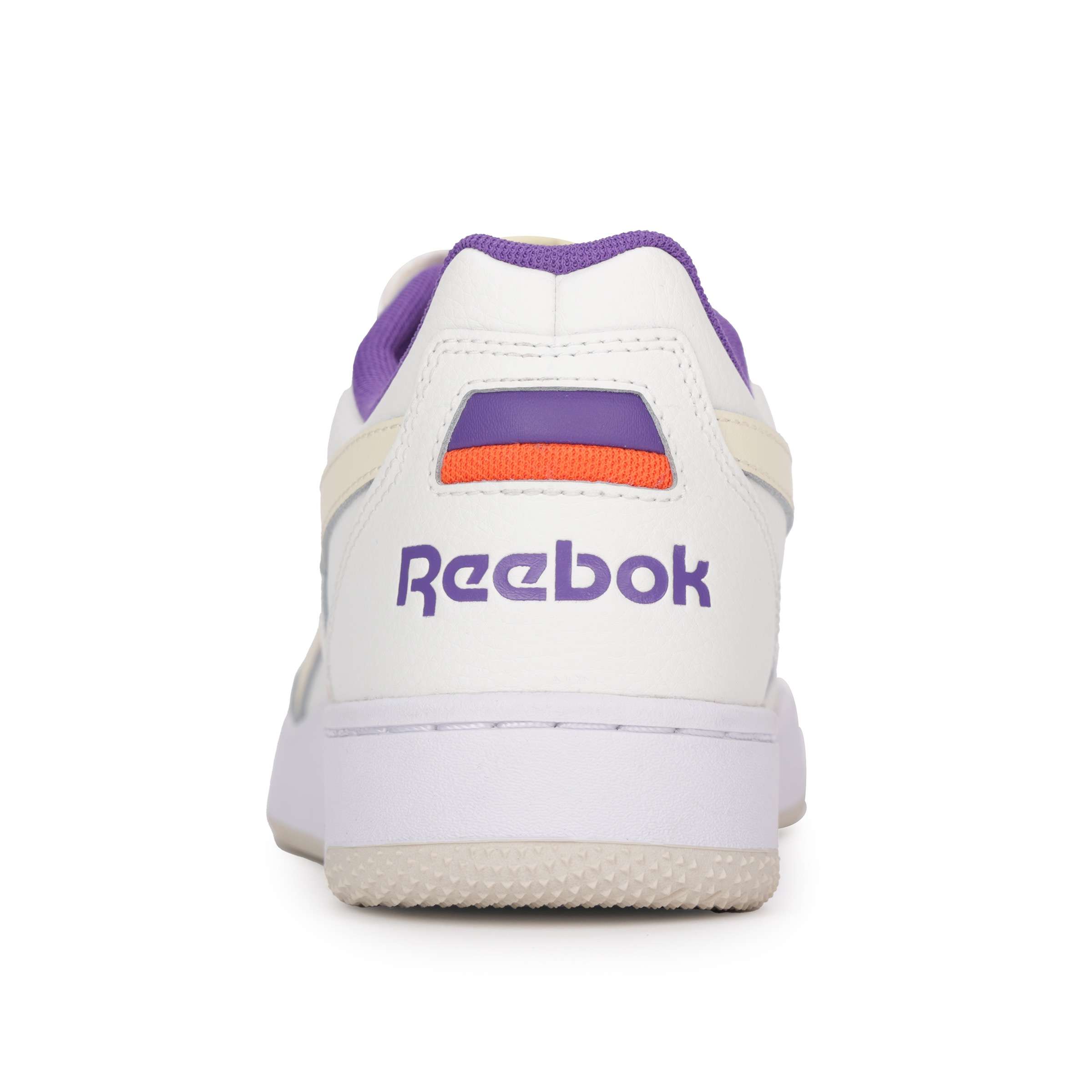 Siéntete como si hubieras encontrado un par de tenis Reebok antiguos en el sótano de alguien. Esa es la vibra de tus próximos BB 4000 II. image number 6