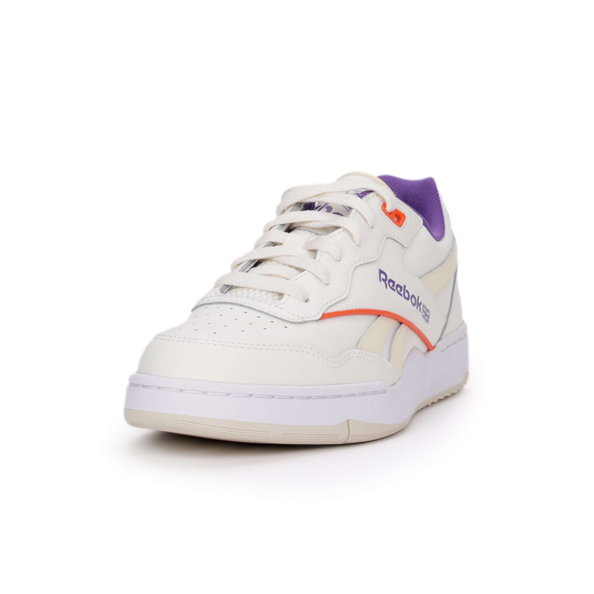 Siéntete como si hubieras encontrado un par de tenis Reebok antiguos en el sótano de alguien. Esa es la vibra de tus próximos BB 4000 II. image number 1