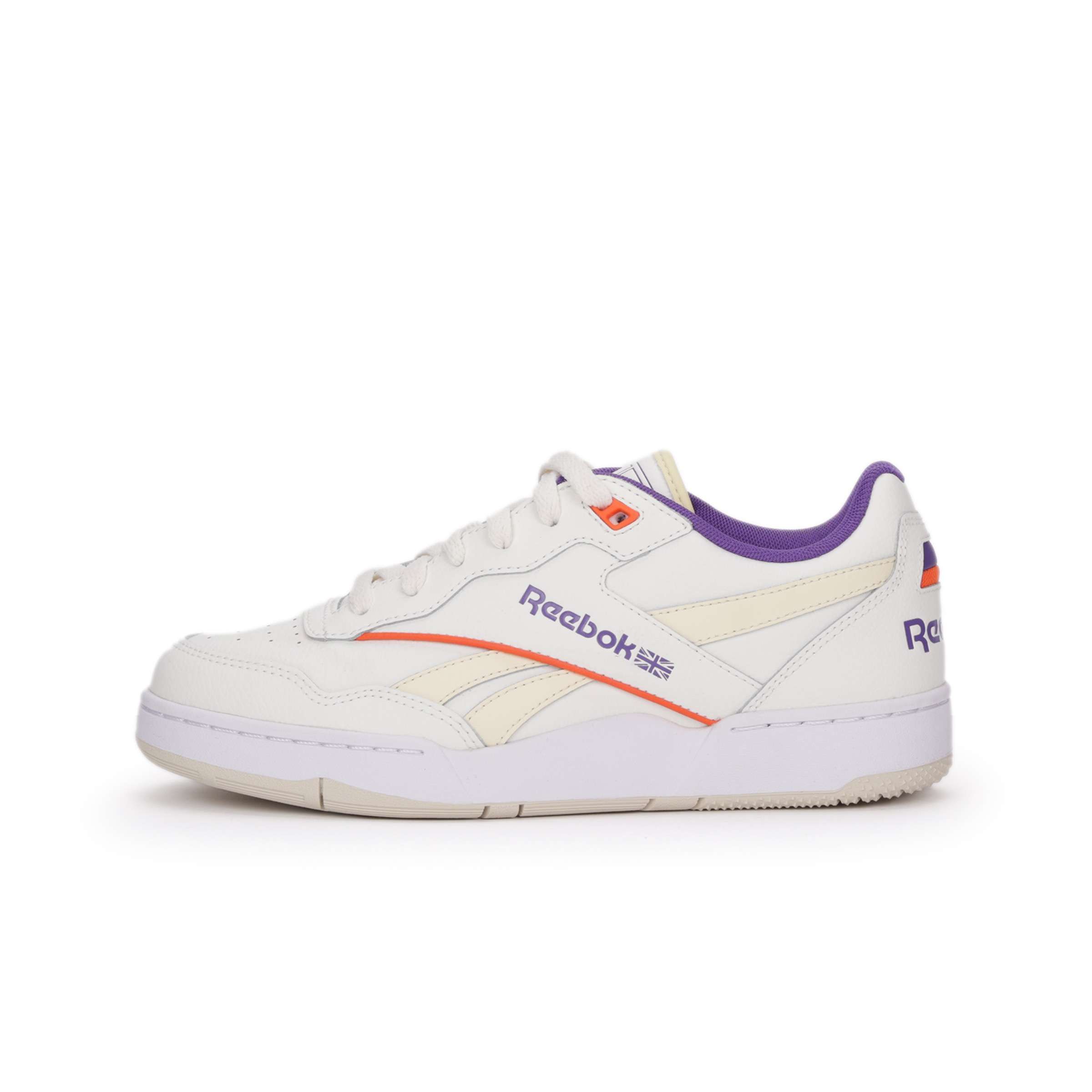 Siéntete como si hubieras encontrado un par de tenis Reebok antiguos en el sótano de alguien. Esa es la vibra de tus próximos BB 4000 II. image number 3