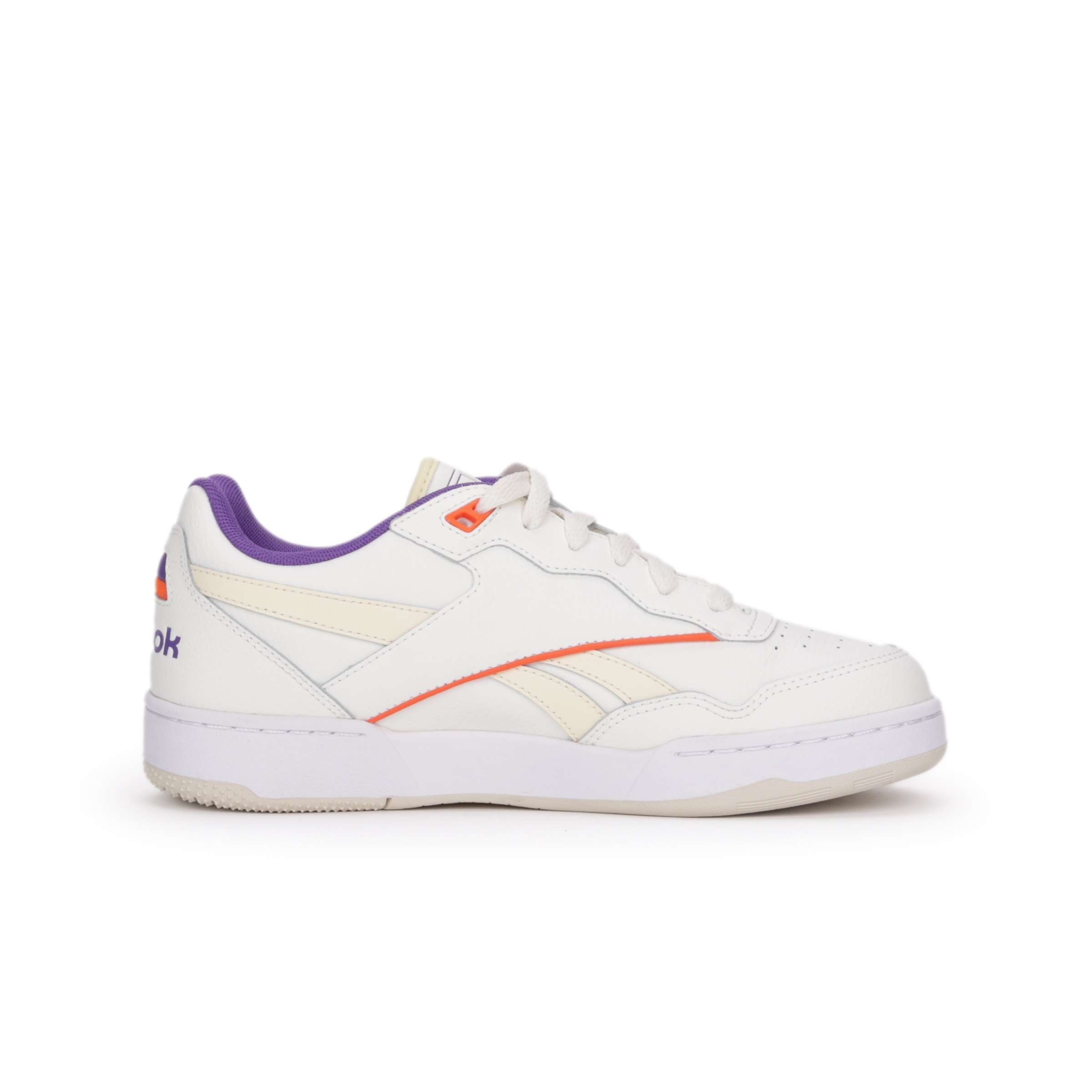 Siéntete como si hubieras encontrado un par de tenis Reebok antiguos en el sótano de alguien. Esa es la vibra de tus próximos BB 4000 II. image number 0