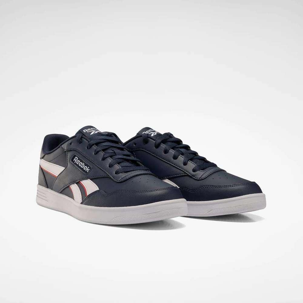 El estilo Reebok que te encanta en una silueta clásica de tenis vintage que se puede usar de manera elegante o informal.