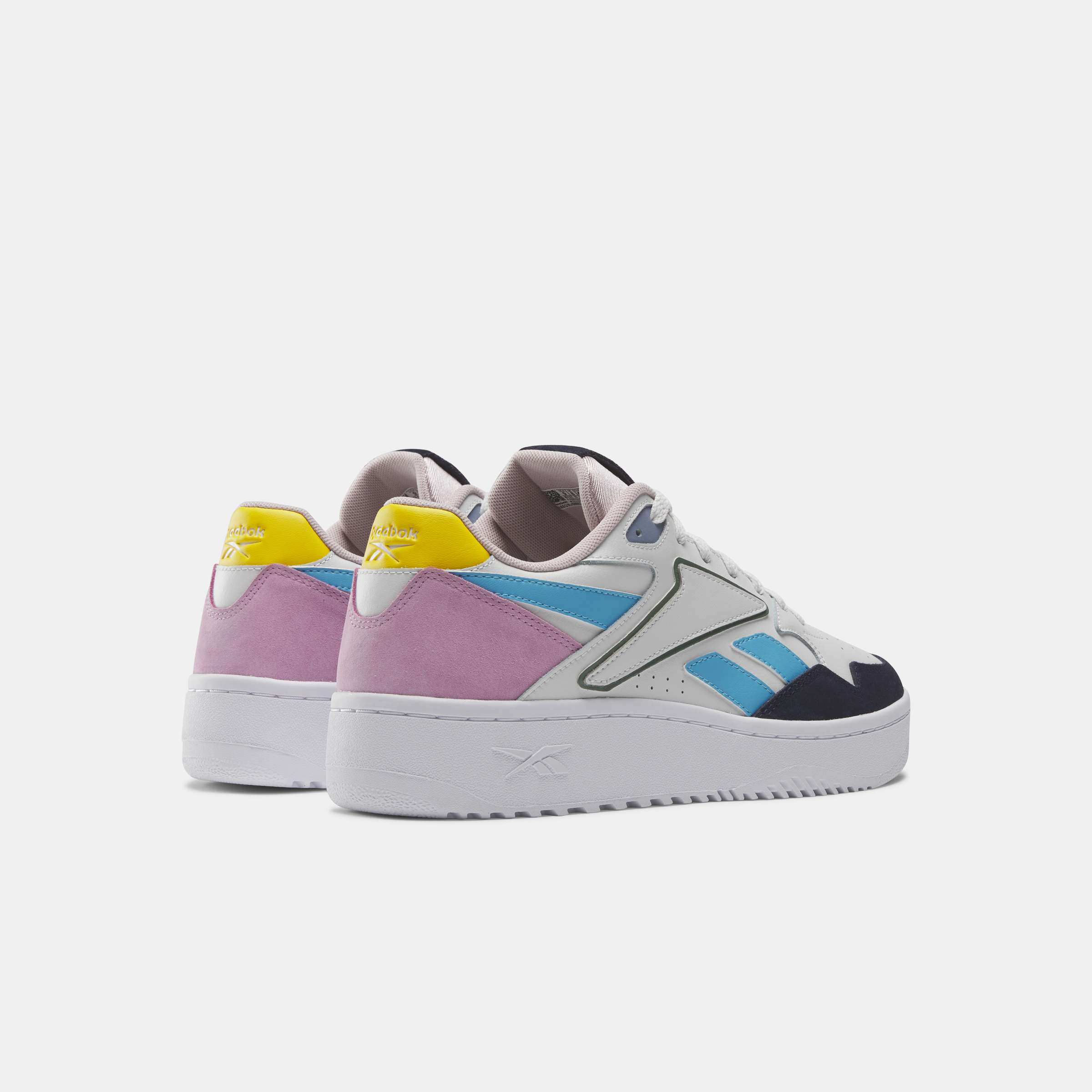 Inspirados en el legado de Reebok de los años 90, reinventan un estilo clásico de baloncesto con una parte superior de cuero suave. image number 1