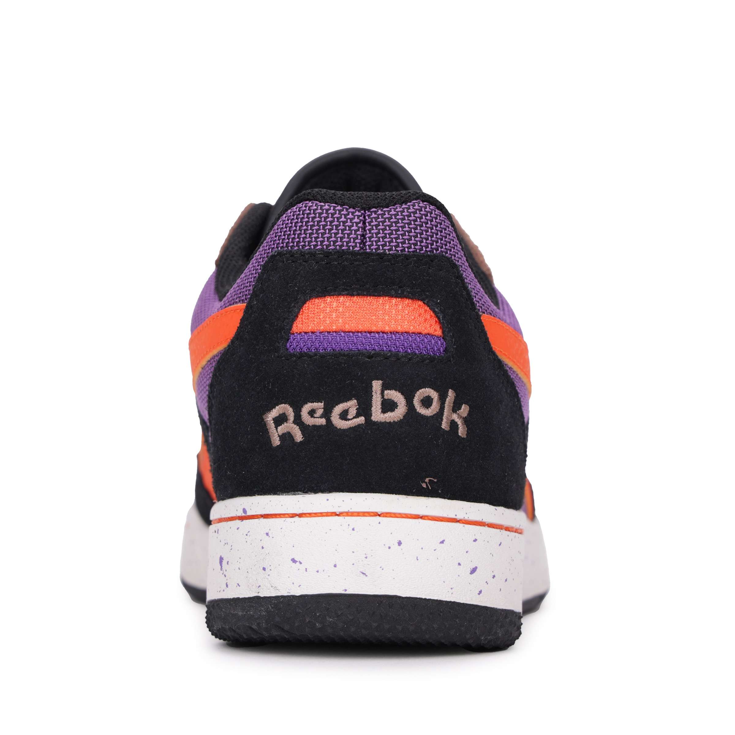 Siéntete como si hubieras encontrado un par de tenis Reebok antiguos en el sótano de alguien. Esa es la vibra de tus próximos BB 4000 II. image number 6