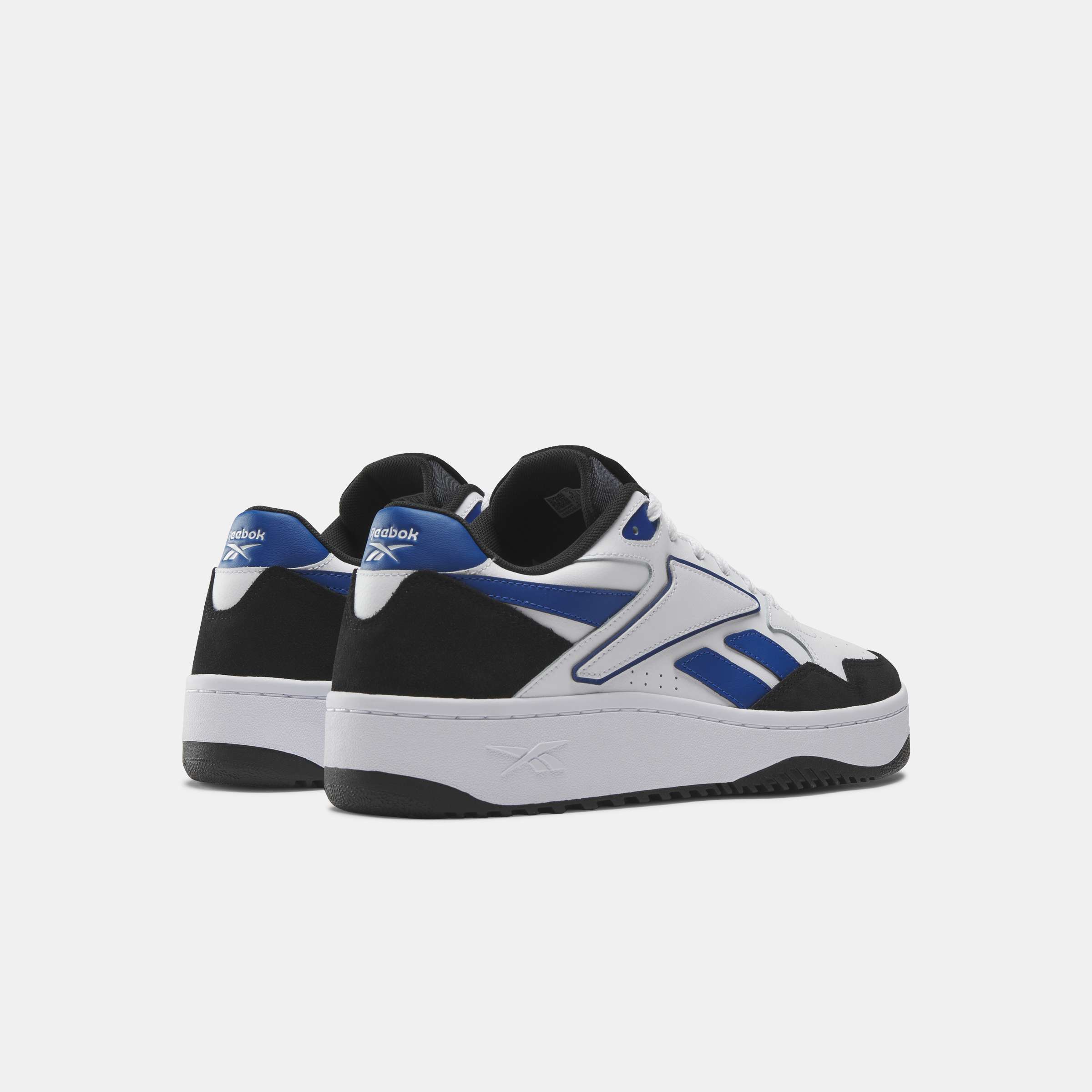 Inspirados en el legado de Reebok de los años 90, reinventan un estilo clásico de baloncesto con una parte superior de cuero suave.