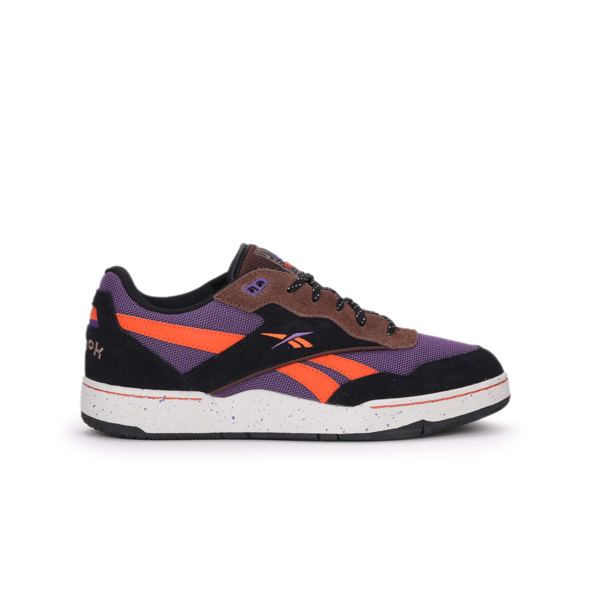 Siéntete como si hubieras encontrado un par de tenis Reebok antiguos en el sótano de alguien. Esa es la vibra de tus próximos BB 4000 II.