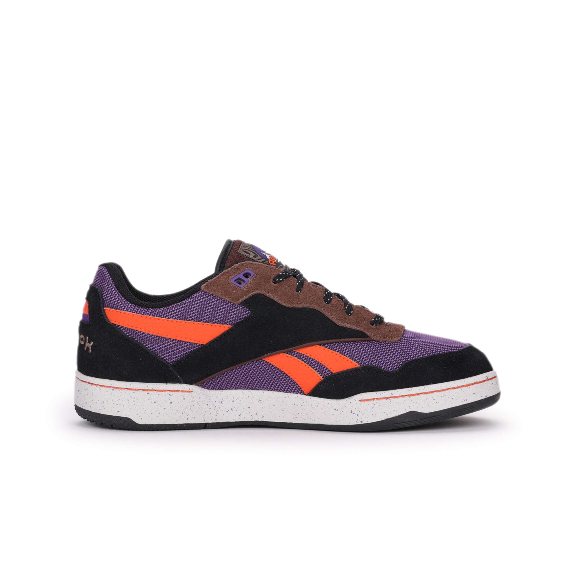 Siéntete como si hubieras encontrado un par de tenis Reebok antiguos en el sótano de alguien. Esa es la vibra de tus próximos BB 4000 II.