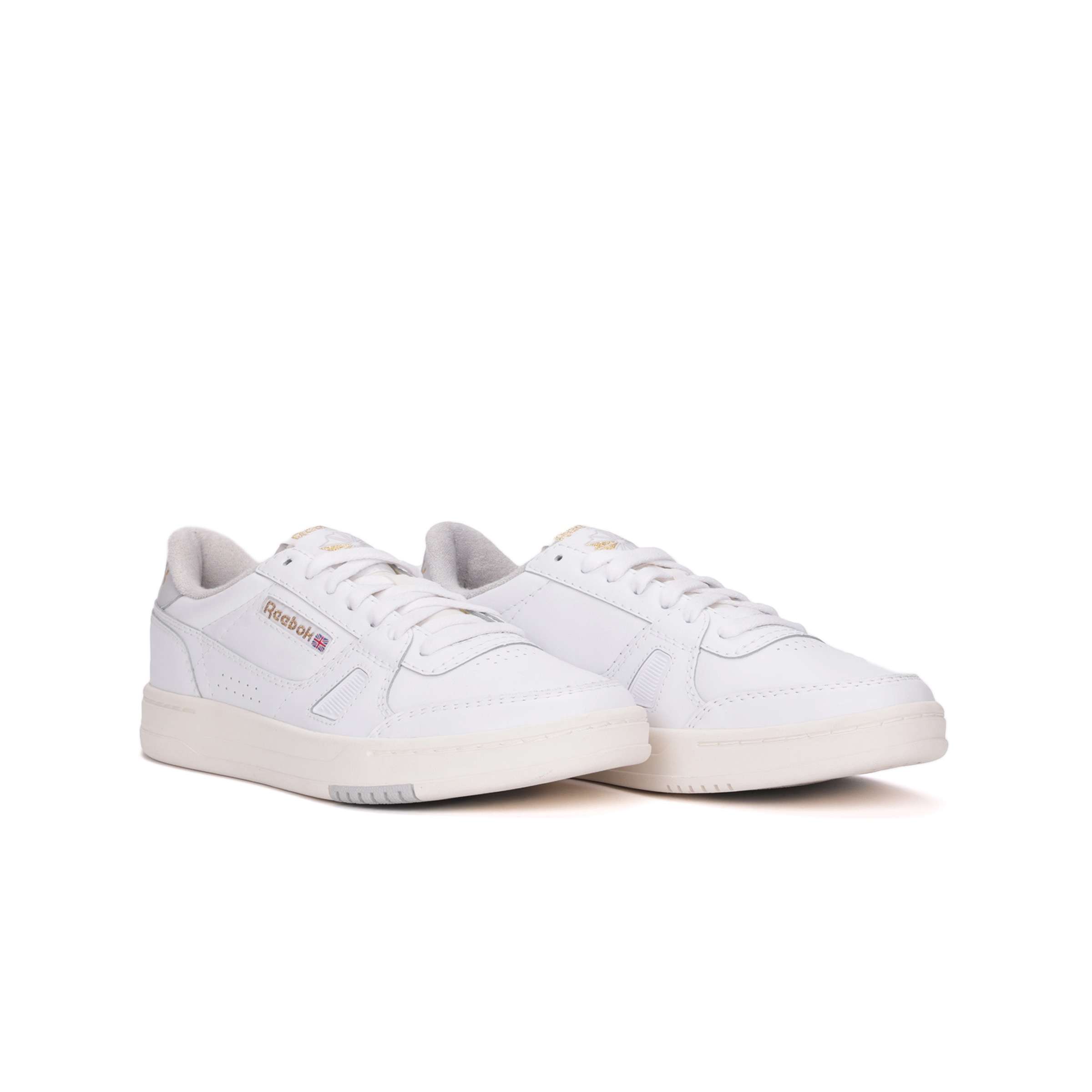 Los tenis LT Court reflejan el legado deportivo de Reebok sacada de los archivos de los años 90 y el Y2K, inspirado en las camisetas de competencia. image number 2