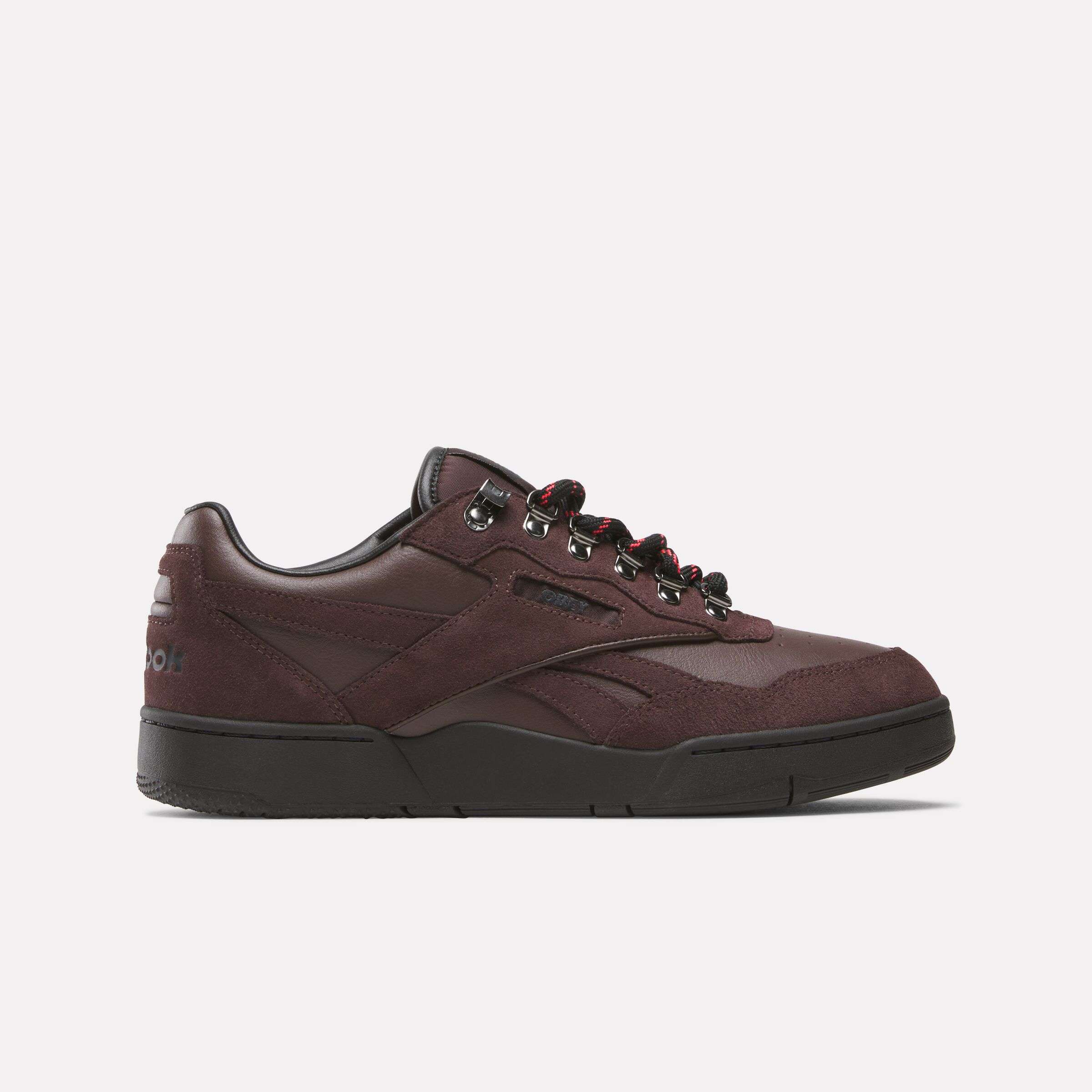 Siéntete como si hubieras encontrado un par de tenis Reebok antiguos en el sótano de alguien. Esa es la vibra de tus próximos BB 4000 II.