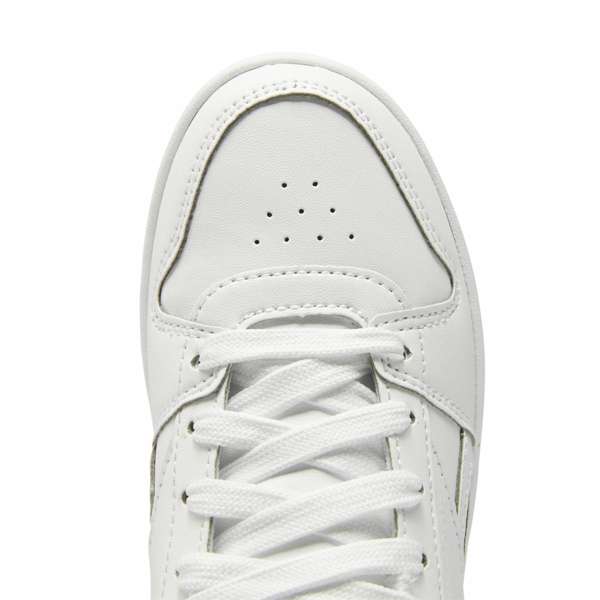 Estos tenis para niños mantienen su estilo en el patio de recreo, una silueta inspirada en la cancha. image number 3