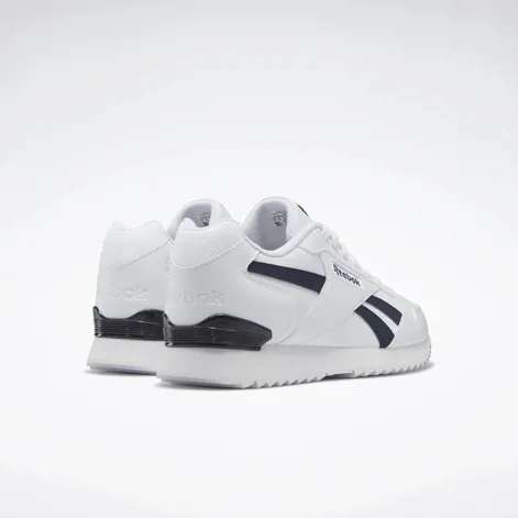Con características clásicas de unos Reebok, pero destacándose por su suela ondulada y el clip TPU en el talón que les otorga un diseño único.