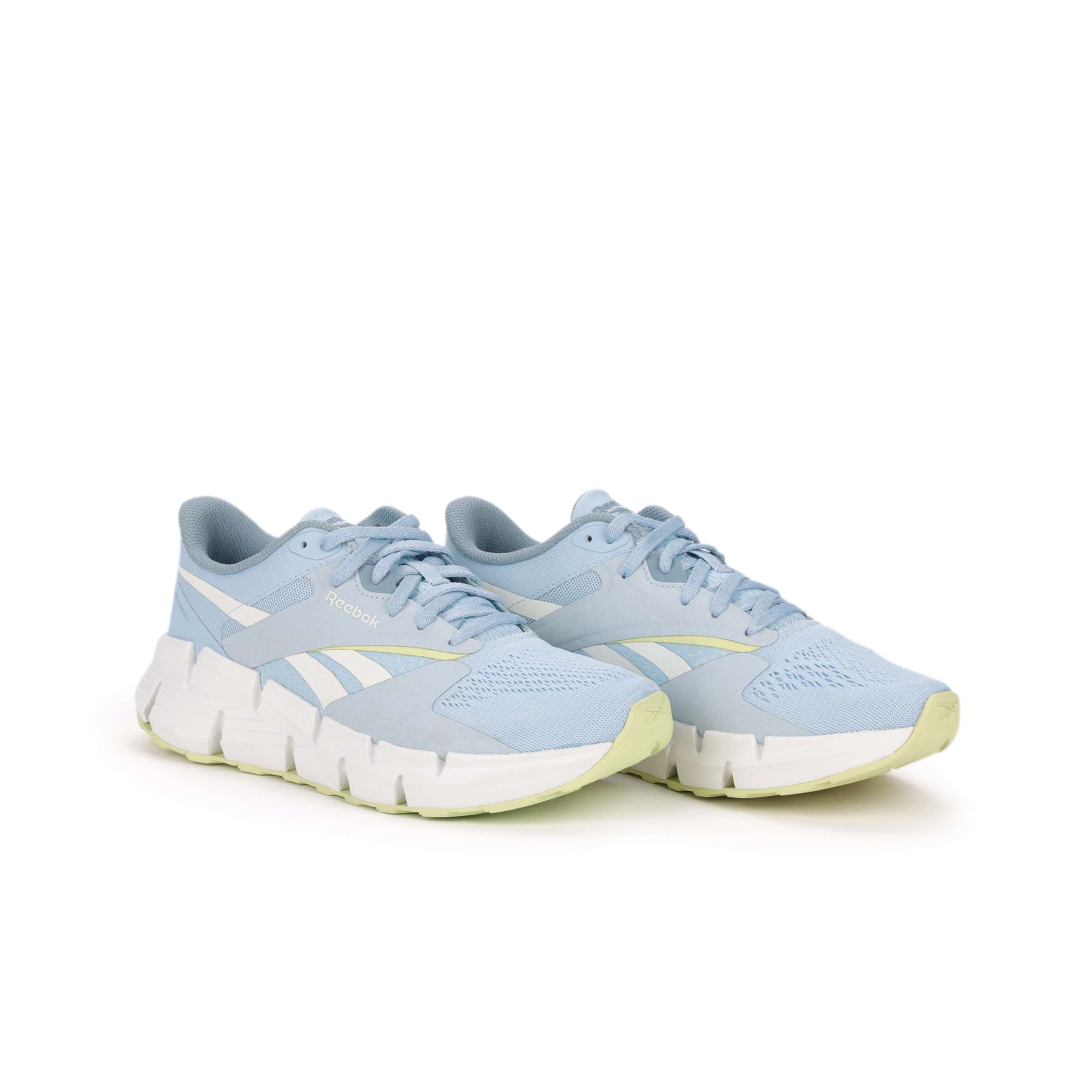 No te conformes con tenis aburridos; elige los tenis con la icónica entresuela Reebok Zig ofrecen un diseño robusto que realzará tu estilo.