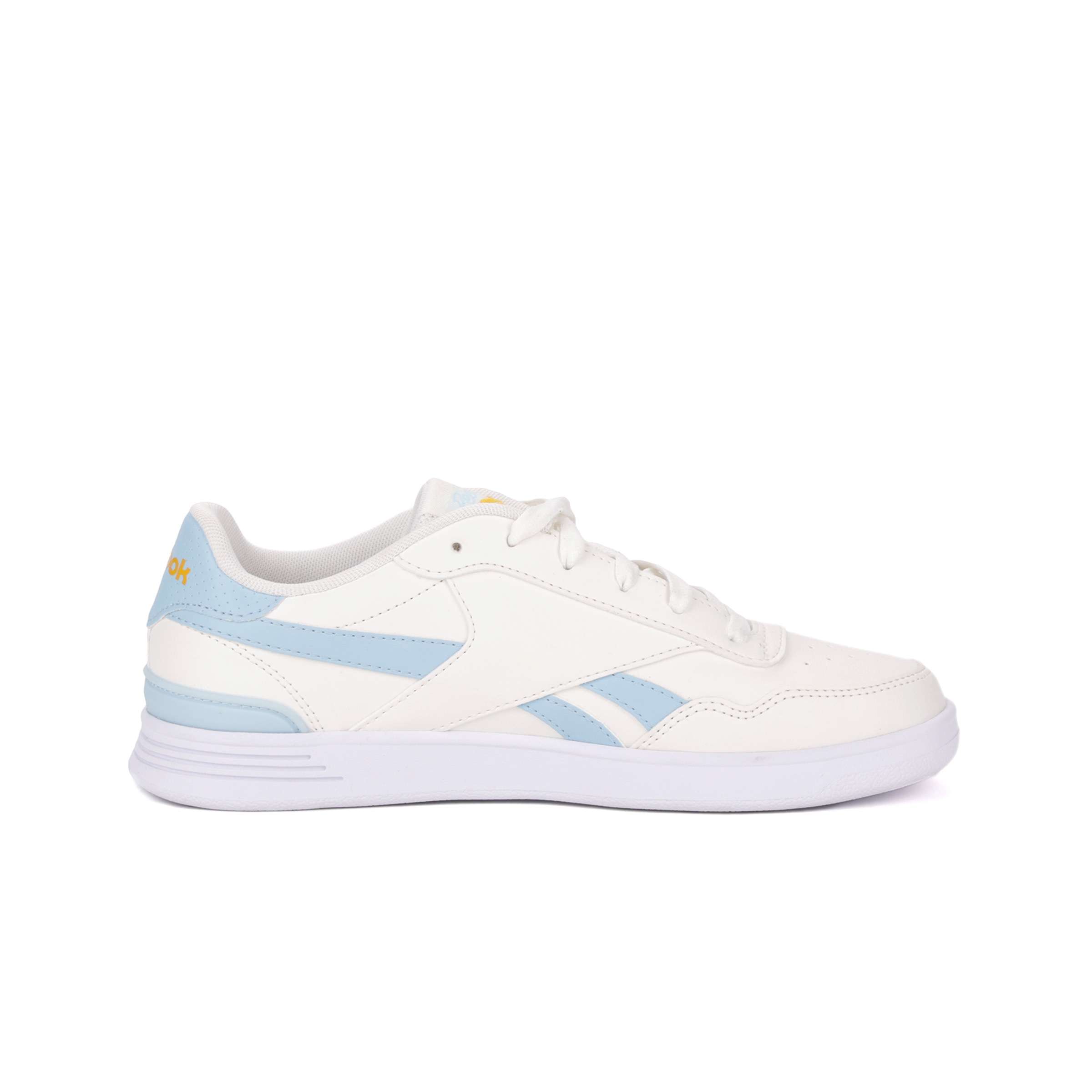 Estos tenis bajos inspirados en el tenis cuentan con una elegante parte superior de paneles y un clip en contraste en el talón. image number 1
