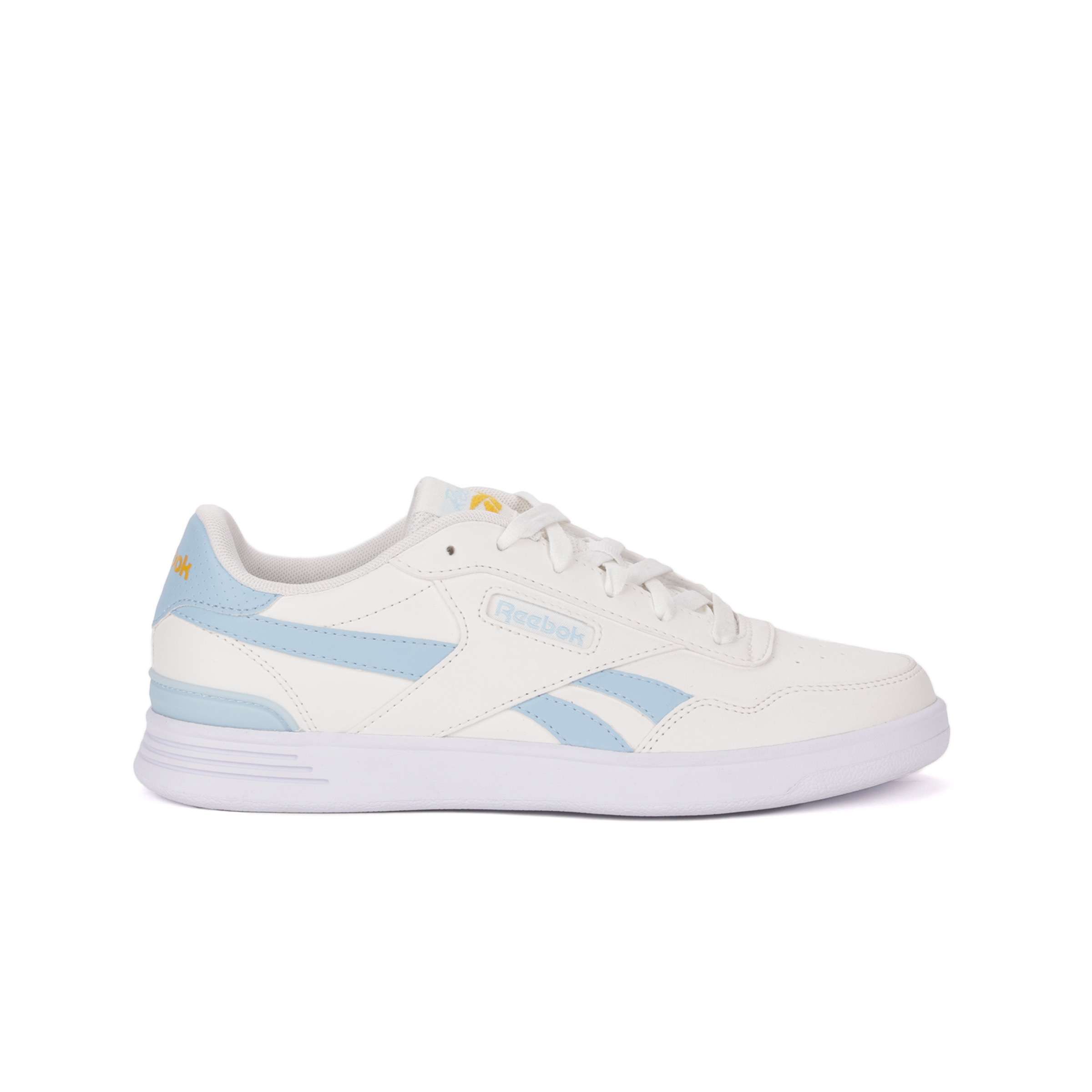 Estos tenis bajos inspirados en el tenis cuentan con una elegante parte superior de paneles y un clip en contraste en el talón. image number 0