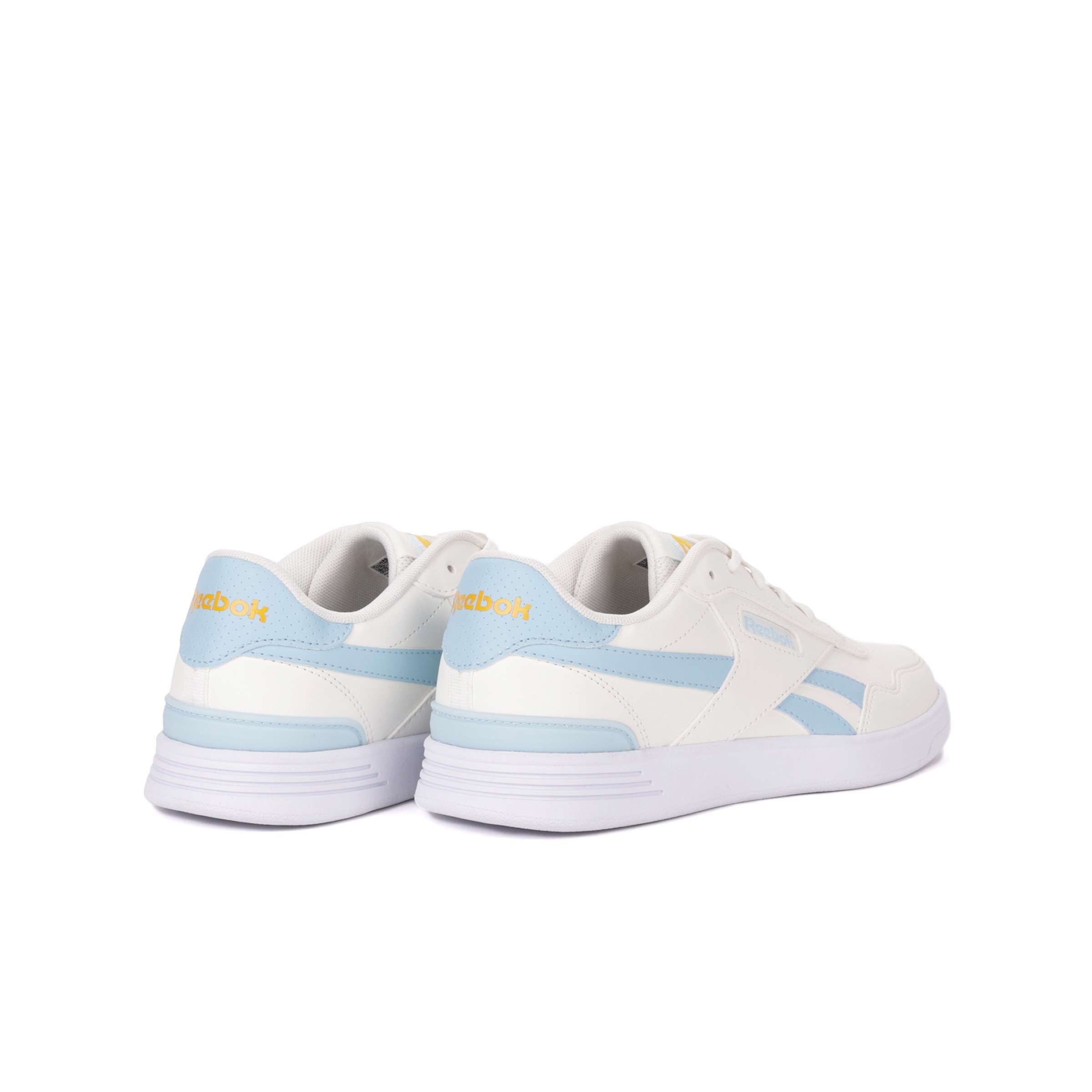 Estos tenis bajos inspirados en el tenis cuentan con una elegante parte superior de paneles y un clip en contraste en el talón. image number 3
