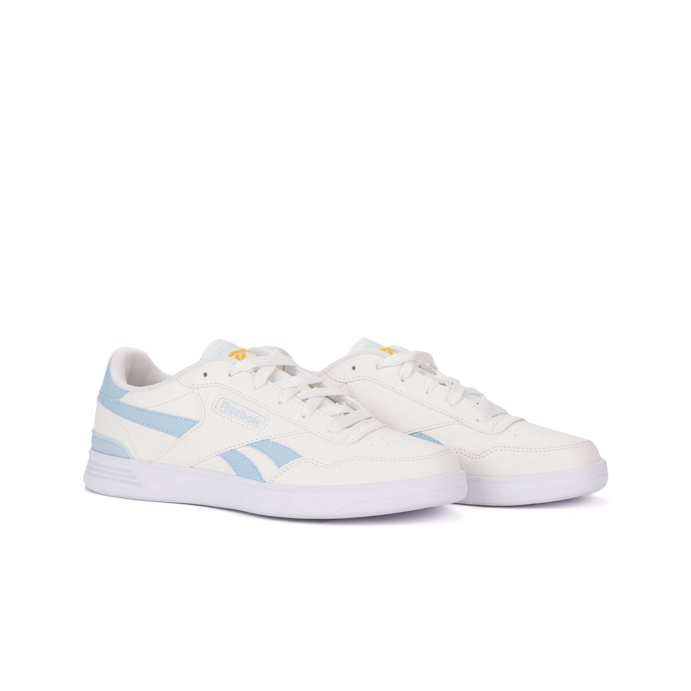 Estos tenis bajos inspirados en el tenis cuentan con una elegante parte superior de paneles y un clip en contraste en el talón. image number 2