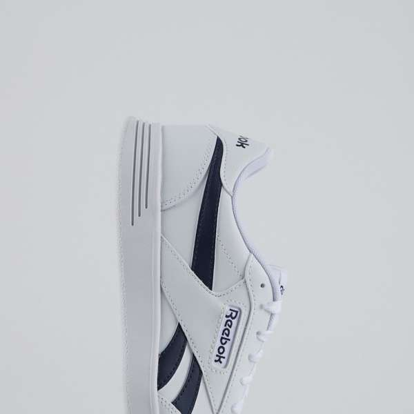 El estilo Reebok que te encanta en una silueta clásica de tenis vintage que se puede usar de manera elegante o informal. image number 4